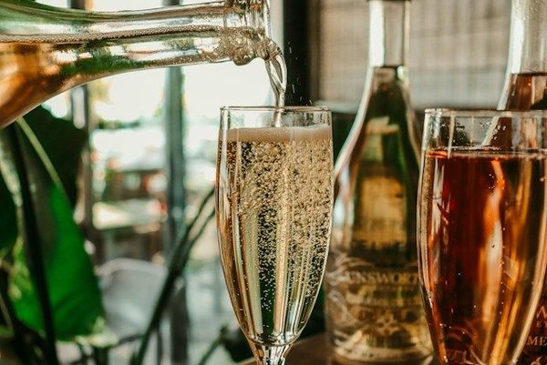 Comment créer une expérience de dégustation de champagnes et de vins pétillants dans votre restaurant bar